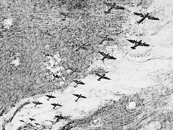  « C'est seulement lorsqu'on la raconte que l'attaque aérienne devient réelle, perceptible. »